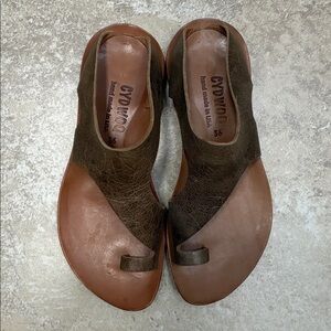 Gyduoo Olive and Tan Leather Toe-Loop Sandals for Women